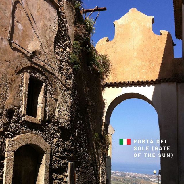 While in Gerace, on the Ionian coast, don’t miss the view from the Porta del Sole (Gate of the Sun) ☀️ at the far end of town, a grand archway overlooking the Ionian Sea. 🌊